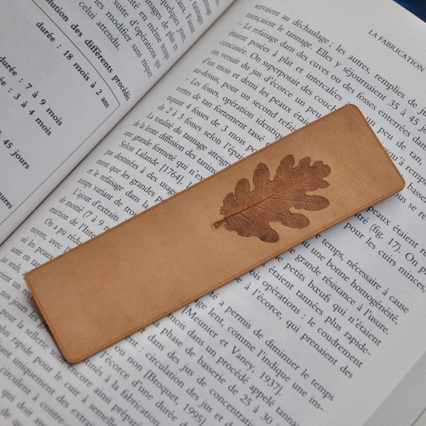 marque page en cuir avec feuille de chêne