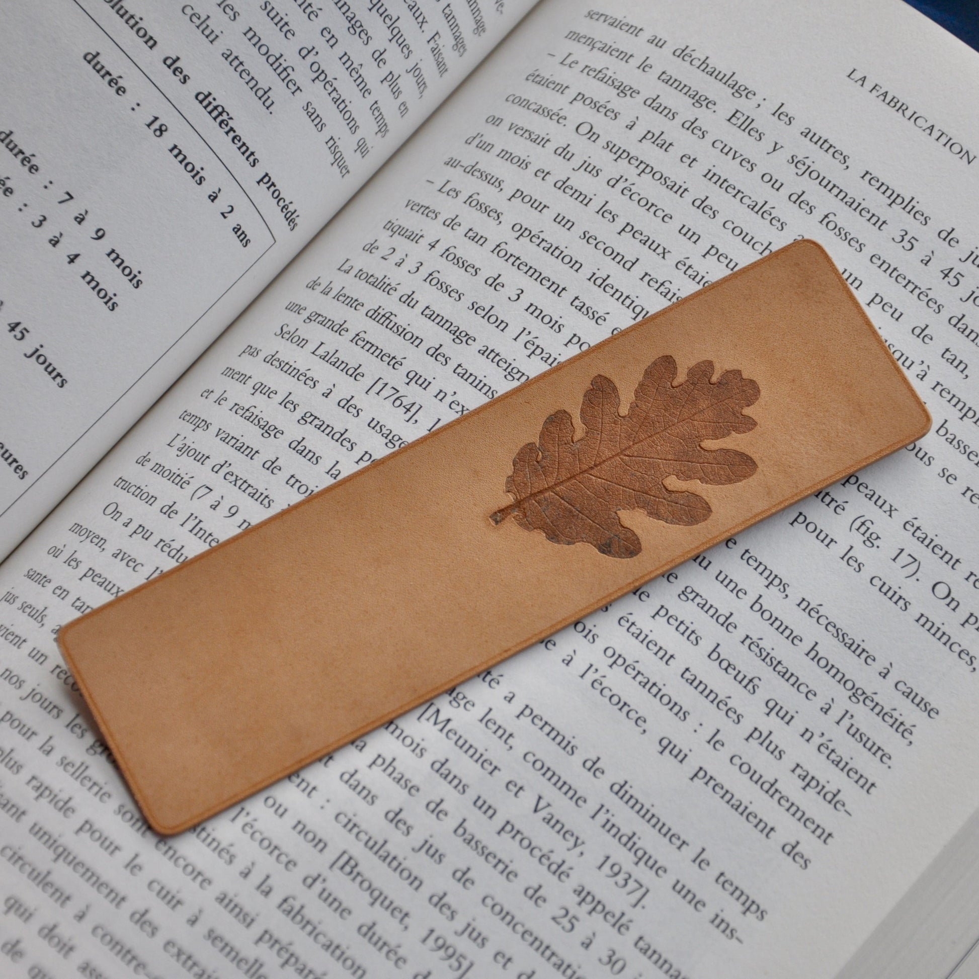 marque page en cuir avec feuille de chêne