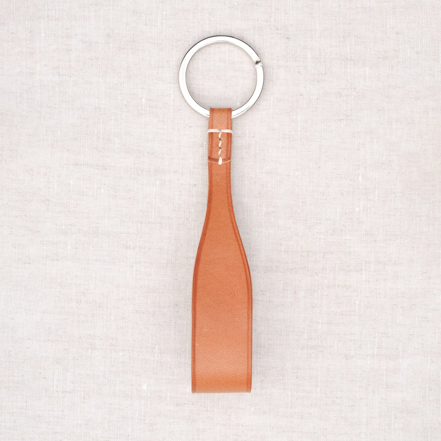 Porte-clés en cuir de vachette pleine fleur de coloris naturel, cousu main.