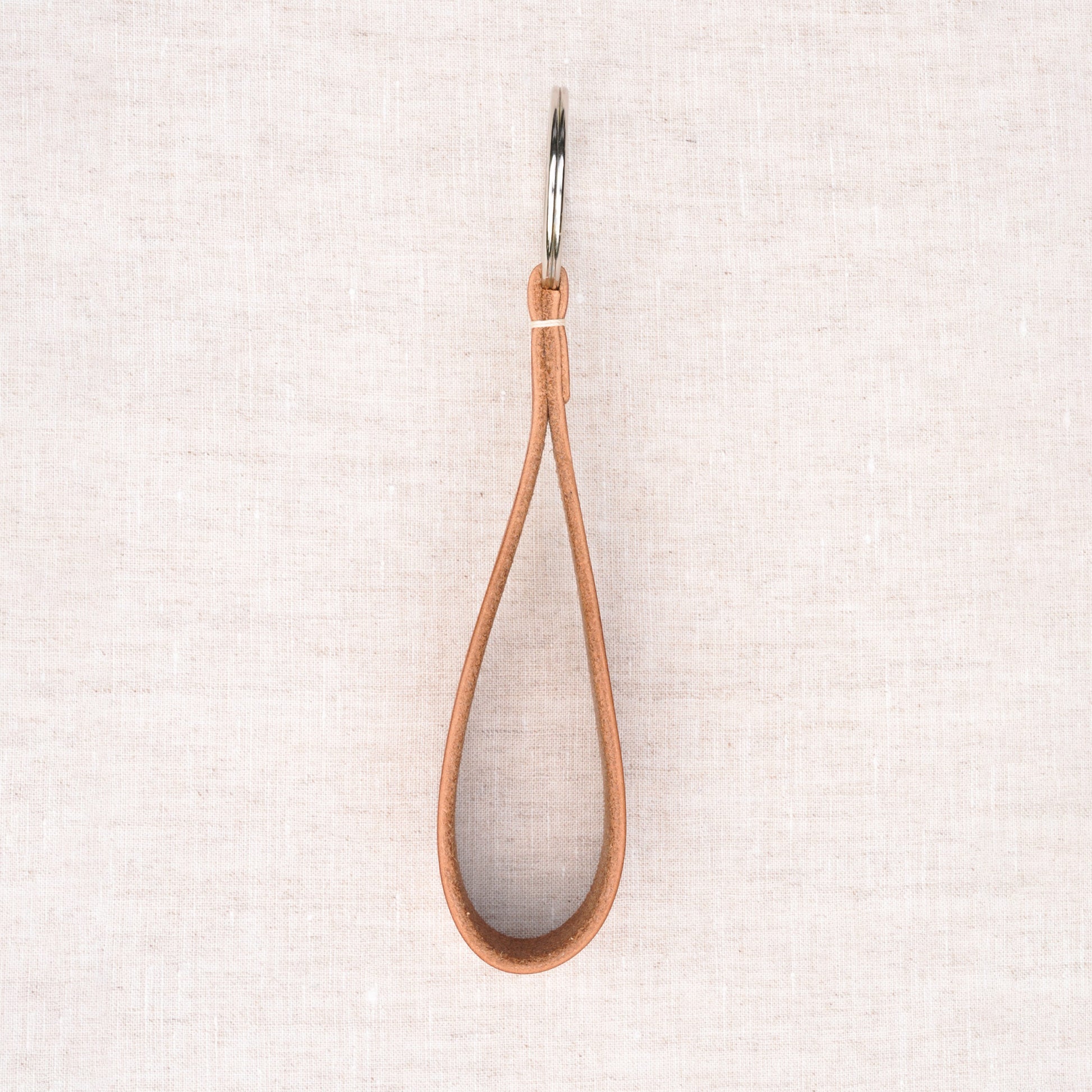 Vue de profil d'un porte-clé en cuir naturel