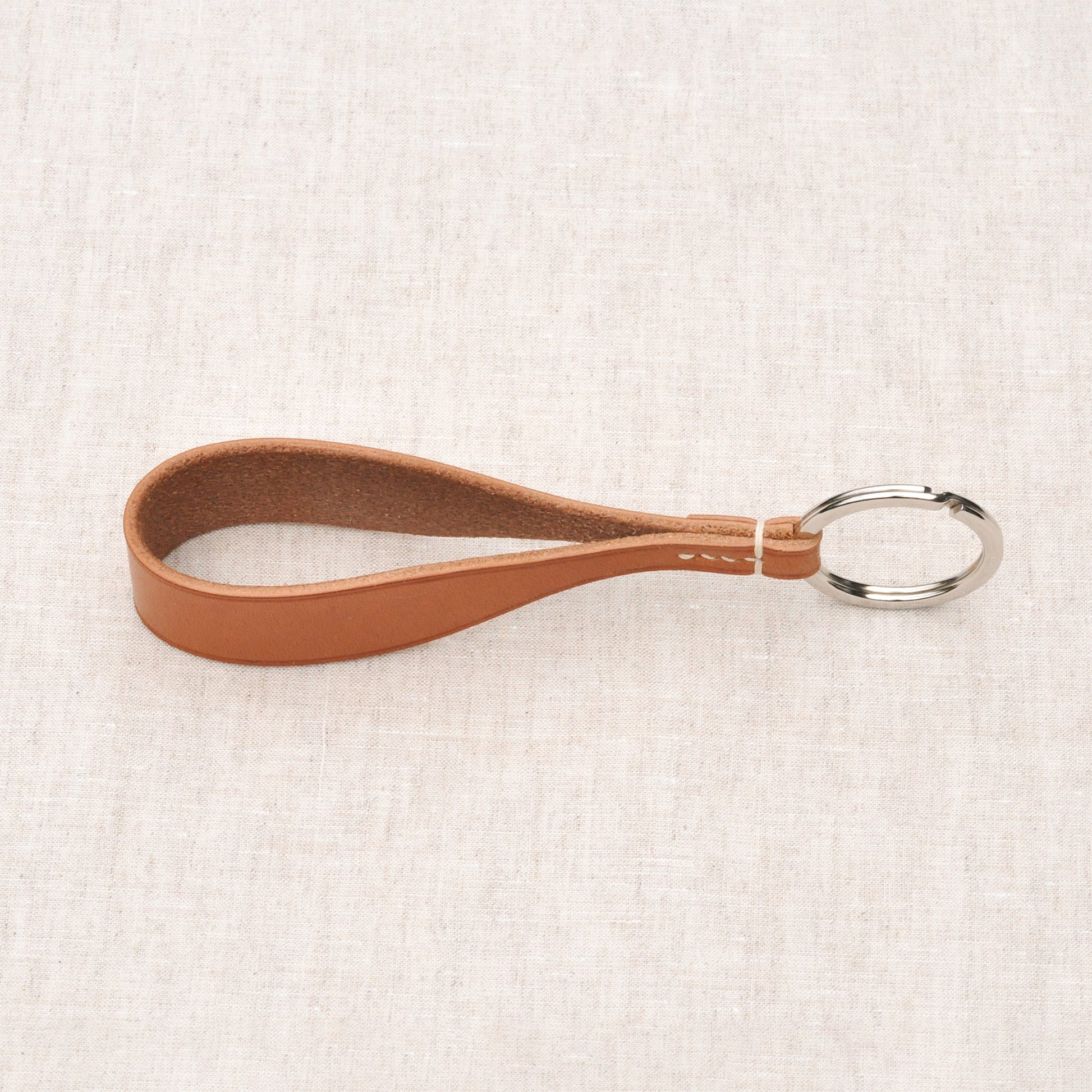 Vue trois-quart d'un porte-clés en cuir naturel de tannage végétal